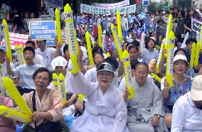 Former comfort women protest Koizumi's Yasukuni visit